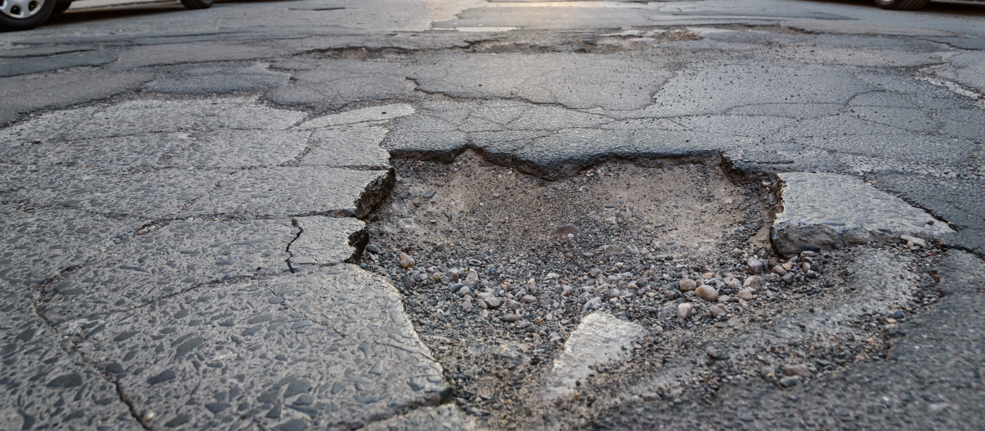 Schlagloch einer Straße