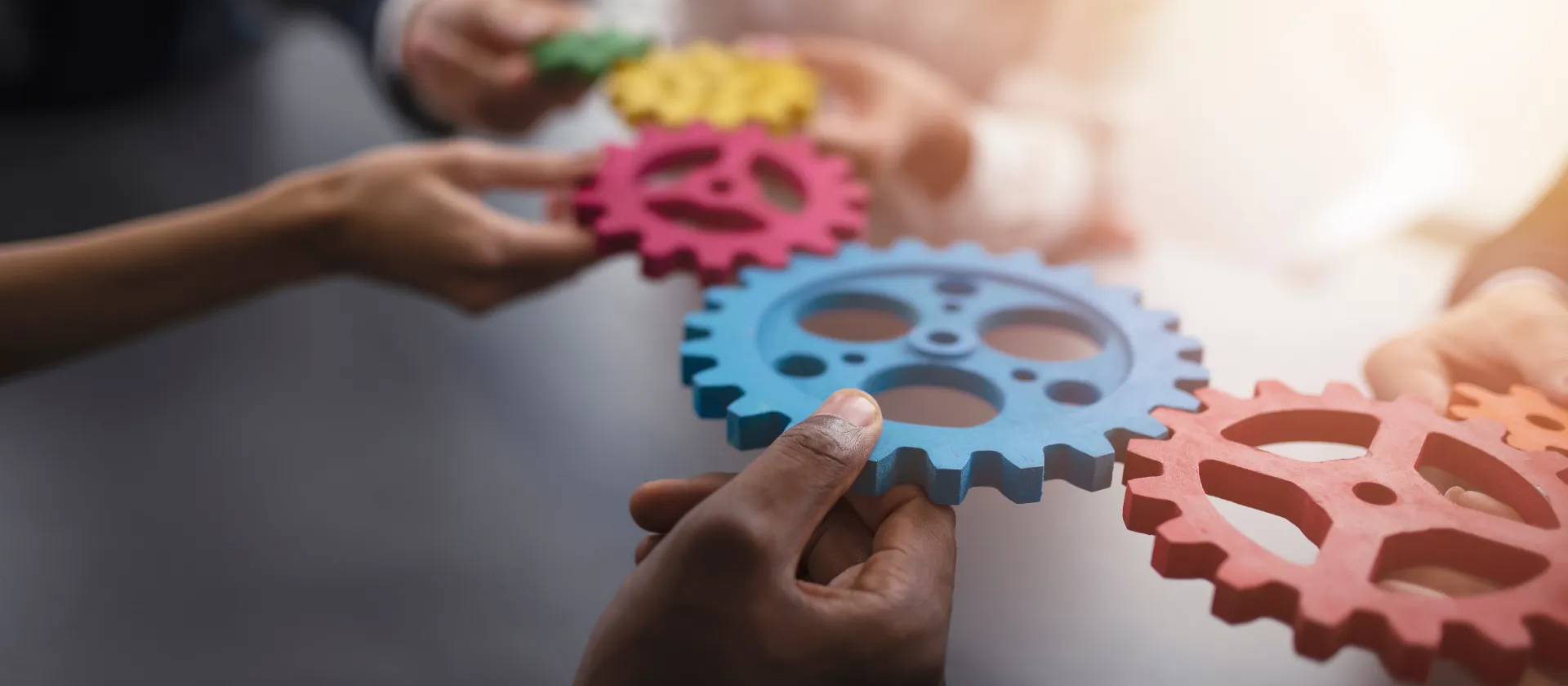 Hände Zahnräder bunt