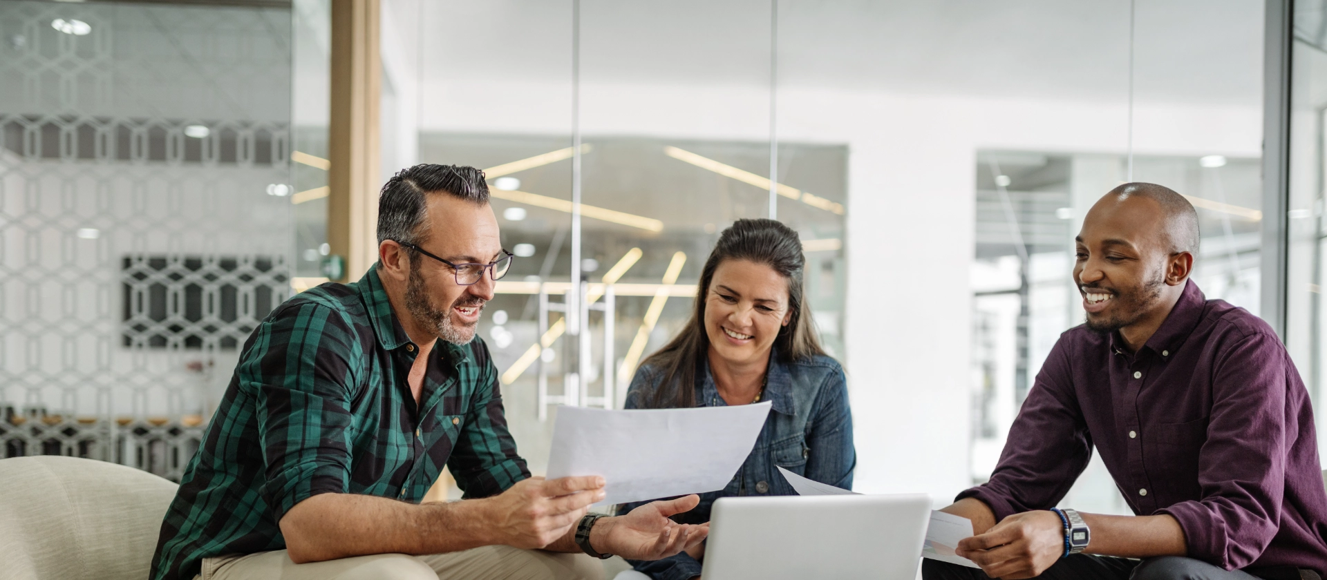 Zwei Businessfrauen brainstormen mit Tablet an Glaswand