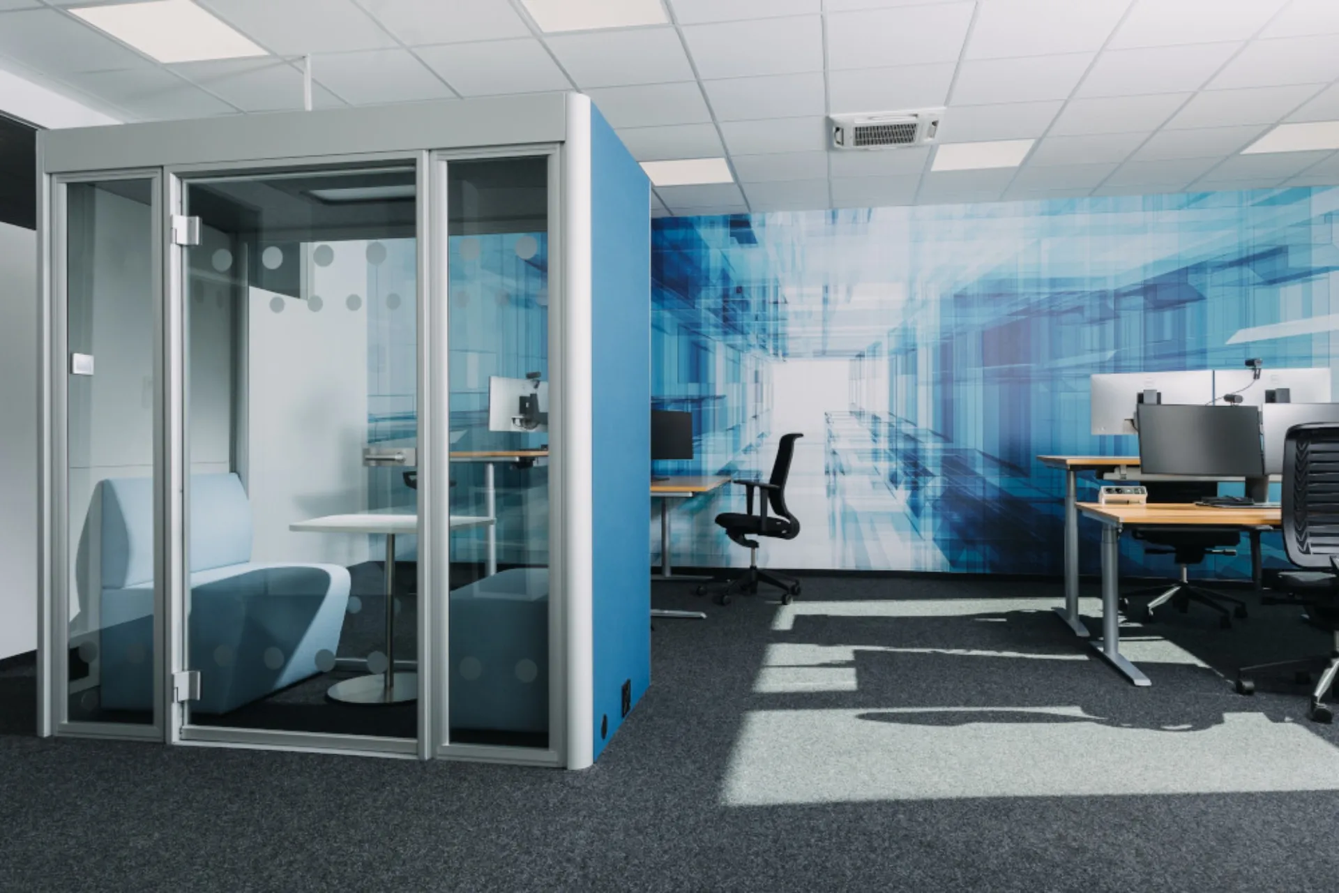 2_modern_Büro mit Besprechungscube