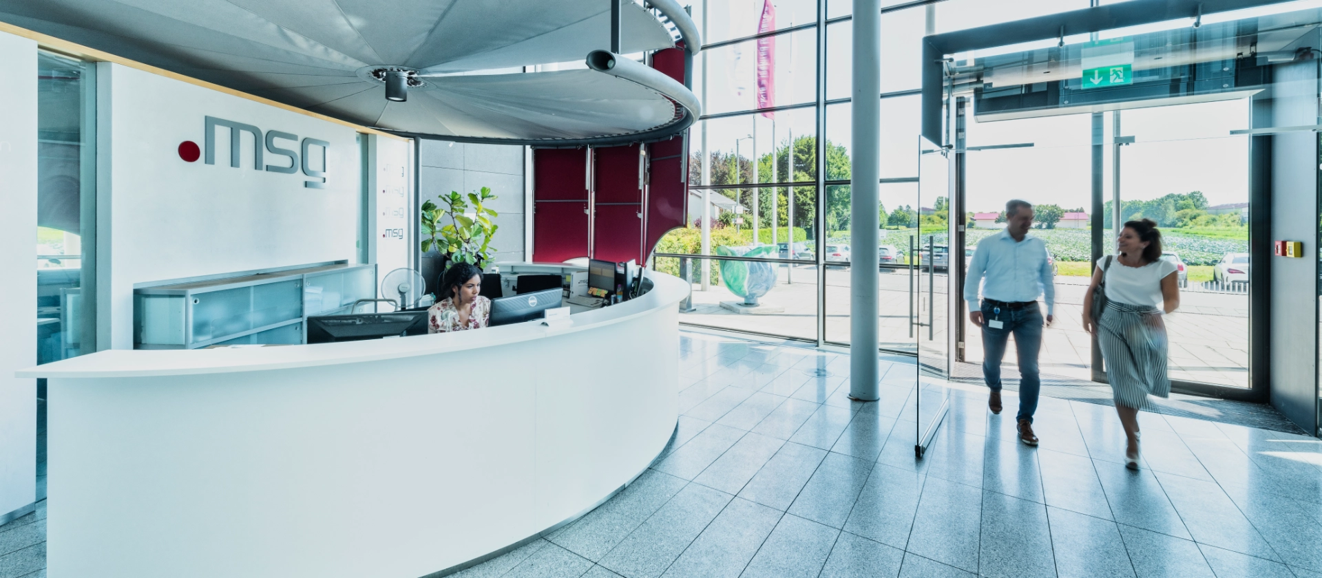 Eingangsbereich mit Empfangstresen am msg-Standort Ismaning