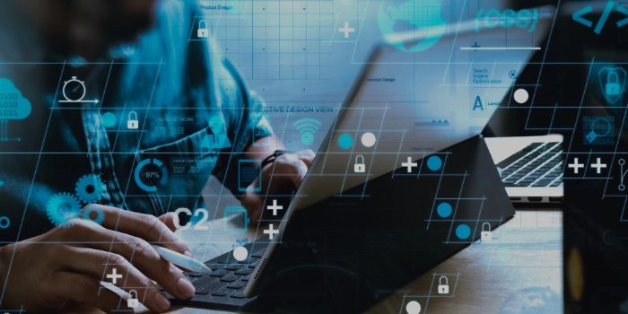 Symbolbild Entwicklung - Hände auf Laptoptastatur