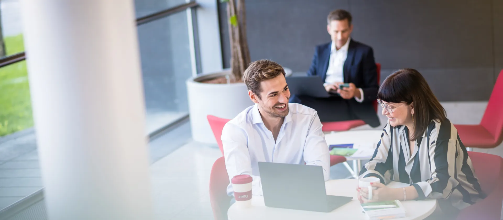 Männlicher und weiblicher Consultant im Foyer von msg